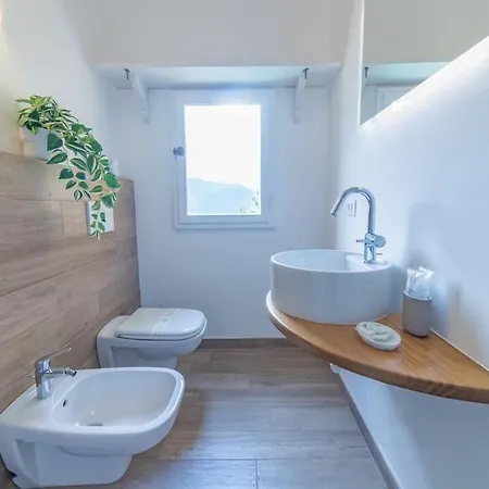 Elegante Casale Con Vista Lago Vicino A