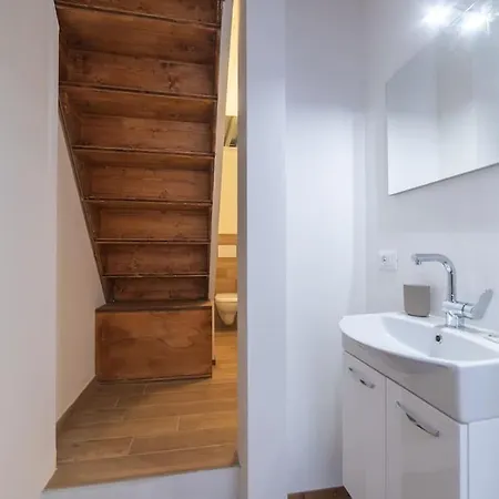 Elegante Casale Con Vista Lago Vicino A *