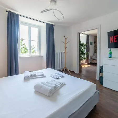 Elegante Casale Con Vista Lago Vicino A *