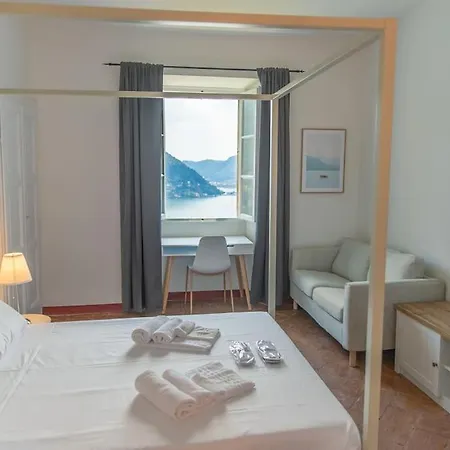 Elegante Casale Con Vista Lago Vicino A