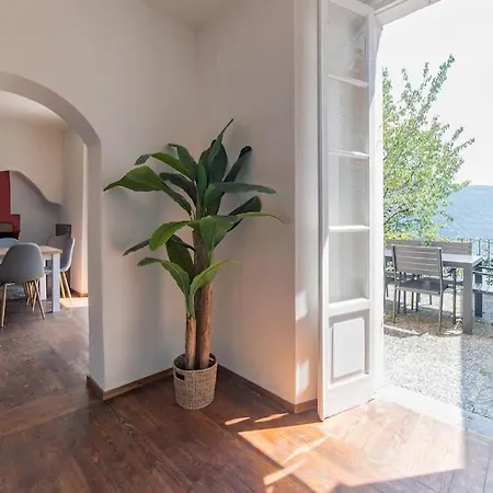 Vakantiehuis Elegante Casale Con Vista Lago Vicino A